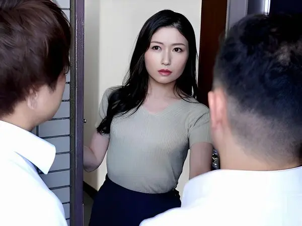 色白清楚な人妻熟女が、エロティックな情熱を燃やす息子の同級生に鬼畜奴隷として調教される！痙攣と大量潮吹きの混浴 “3P “輪姦！【エロ動画 天鹿】