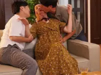 エロ漫画 同人 レビュー 天鹿|【友達の母親】息子の下宿を訪れたエロ美熟母が同級生たちに酔わされ…王様ゲームから輪姦3Pで快楽に堕ちる母親【エロ動画 天鹿】