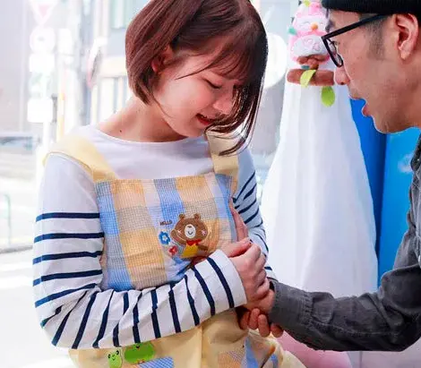 [MM】”あなたは本当に童貞ですか？”心優しい保育士が童貞男子に筆おろし？と思いきや、実は男優にイカされてしまう！【エロ動画 天鹿】