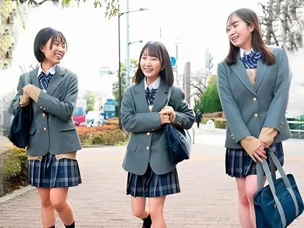 <学校帰りのセクシーJKを制服女子が尾行...公園のトイレで友達と別れた瞬間を狙い、大量のザーメンを中出しして犯し奴隷調教！【エロ動画 天鹿】