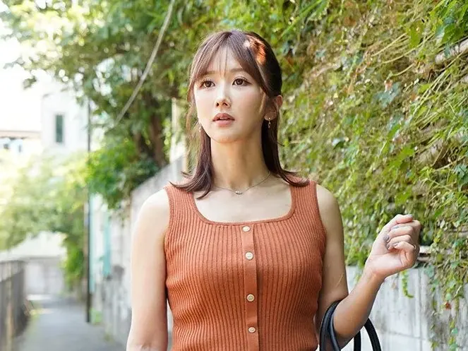 【人妻ntr】夫との距離が遠ざかる中、近所に住む夫の友人と再会…悩みを相談するうちに距離も縮まり不倫中出しセックス【エロ動画 天鹿】