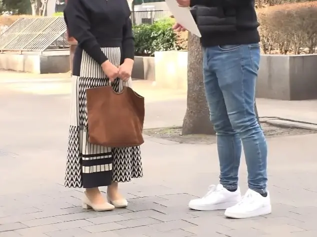 【人妻ナンパ】ムッチリ巨尻の50代美熟女を車に連れ込む！セクハラ質問や下着チェックで興奮しお持ち帰りに成功【エロ動画 天鹿】