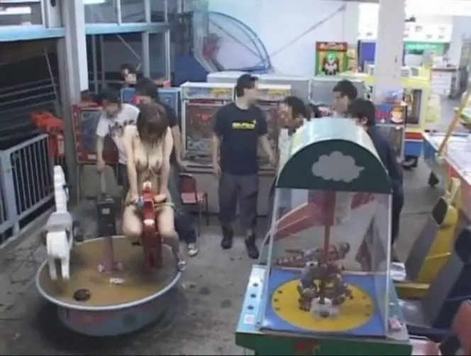 【全裸ゲーム】ゲーム内で大胆ポーズを披露！ 「恥ずかしい♡」とろける水着でみんなを誘惑（笑）【エロ動画 天鹿】