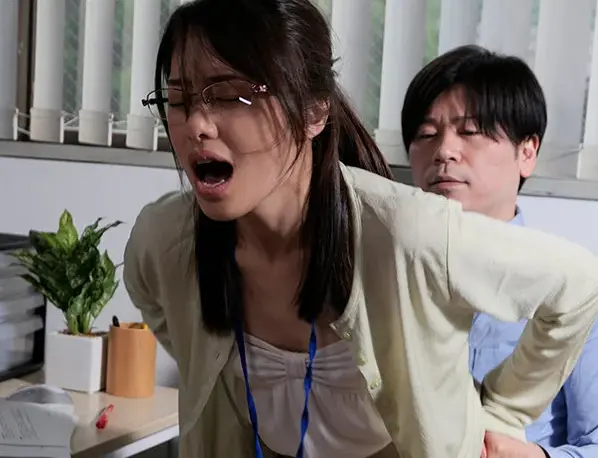 【地味メガネ】「もっと日向の女みたいになりたい」秘密のOLに片想いしていた男が浮気していた事を知り… ■川上奈々美【エロ動画 天鹿】