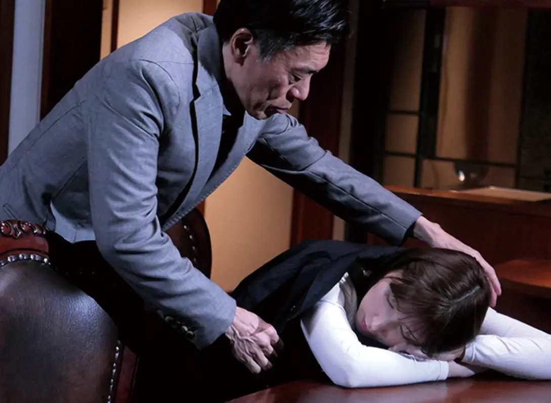 【人妻×背徳セックス】義父の発情に抗えず倒れてしまう！ 「いやぁ…」満たされない体が快感に震える笑【エロ動画 天鹿】