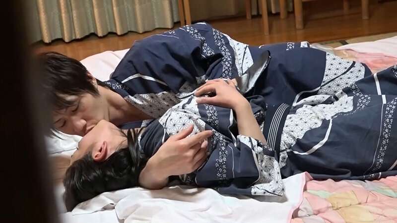 FANZA動画 柔らかおっぱい奥様が激しく潮吹き！布団水浸し感想