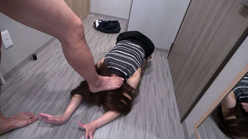 【FANZA エロ動画】【美貌崩壊】社長夫人がデカマラに土下座！窒息イラマ＆首絞めドM堕ち感想