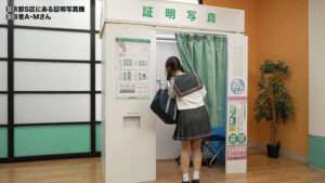 【FANZAエロ動画】『ピストンバイブ証明写真ボックス』レビュー！大学受験前のSS級女子学生が悶絶笑顔