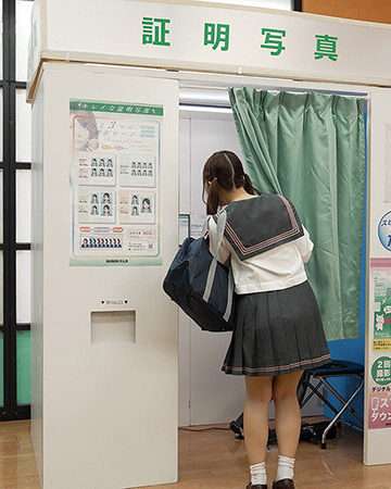 【FANZAエロ動画】『ピストンバイブ証明写真ボックス』レビュー！大学受験前のSS級女子学生が悶絶笑顔